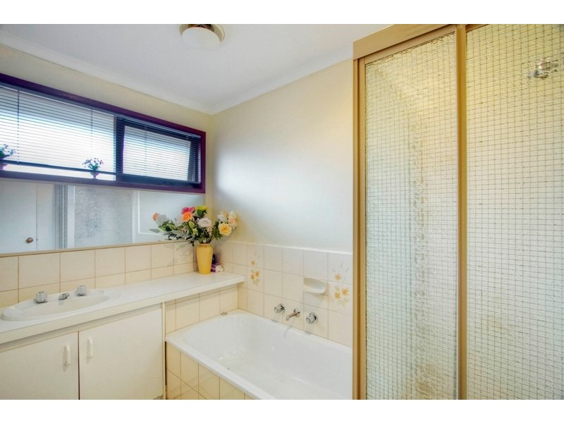 76 Lesley Drive, Hampton Park VIC 3976