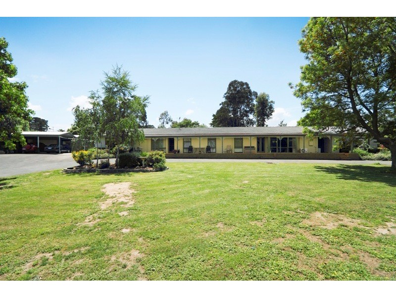 4 Oatlands Road, Narre Warren North VIC 3804