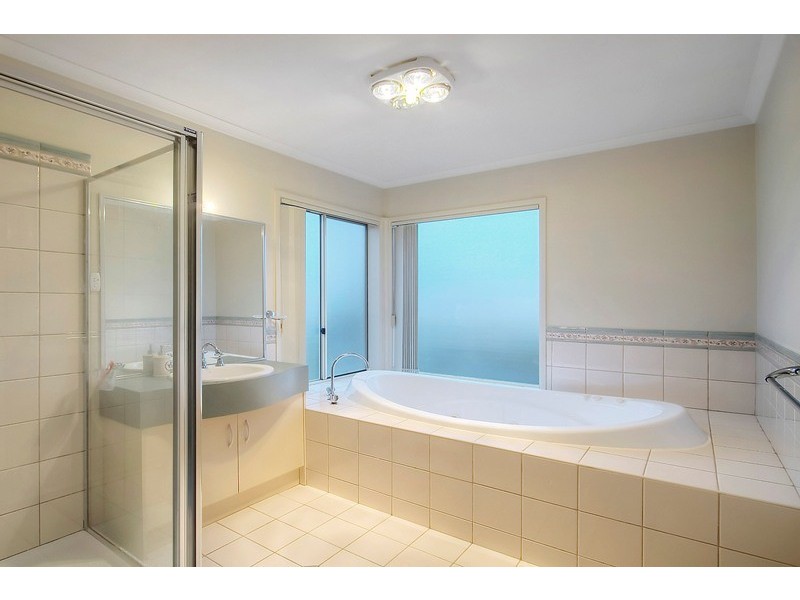 17 Hampshire Drive, Narre Warren South VIC 3805