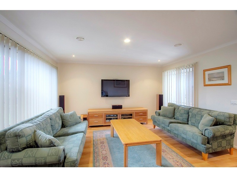 92 Amberly Park Drive, Narre Warren South VIC 3805