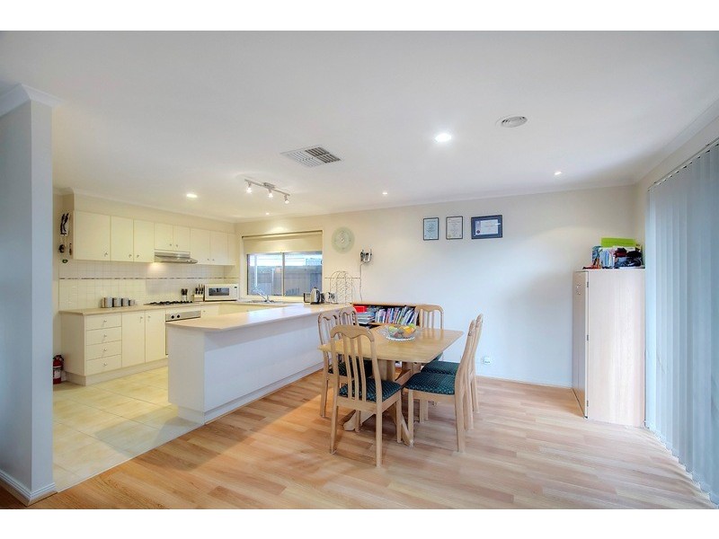 92 Amberly Park Drive, Narre Warren South VIC 3805
