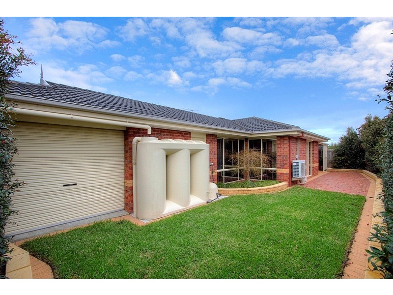 92 Amberly Park Drive, Narre Warren South VIC 3805