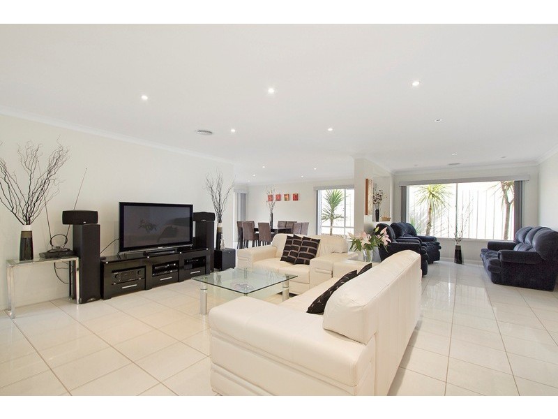 8 Longfield Way, Narre Warren South VIC 3805