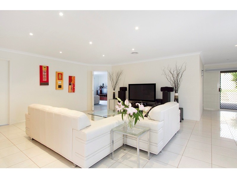 8 Longfield Way, Narre Warren South VIC 3805