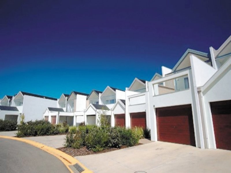 16/9 Greg Norman Drive, Sanctuary Lakes VIC 3030