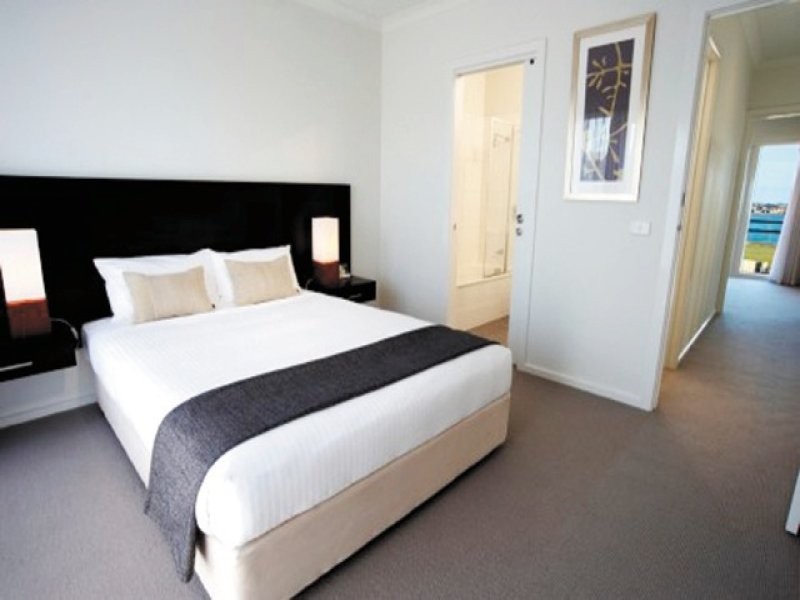 16/9 Greg Norman Drive, Sanctuary Lakes VIC 3030