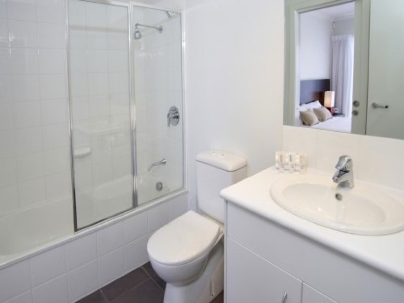 16/9 Greg Norman Drive, Sanctuary Lakes VIC 3030