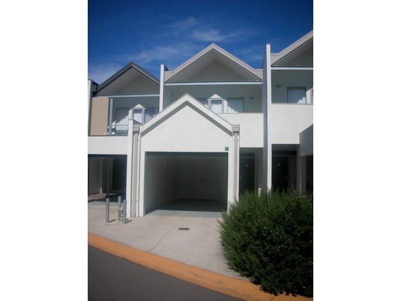 16/9 Greg Norman Drive, Sanctuary Lakes VIC 3030