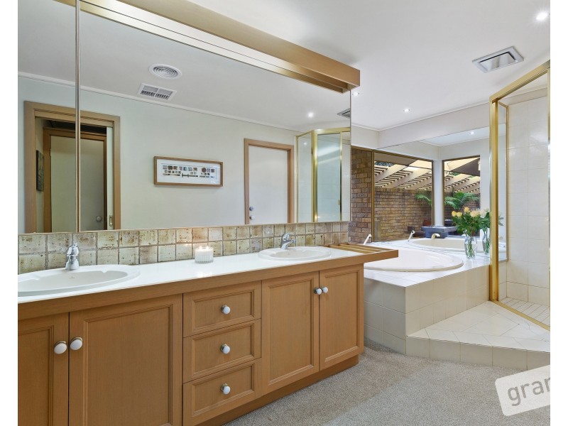 17-18 Carolyn Close, Narre Warren North VIC 3804