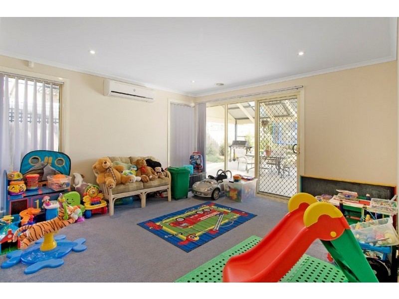 84 Amberly Park Drive, Narre Warren South VIC 3805