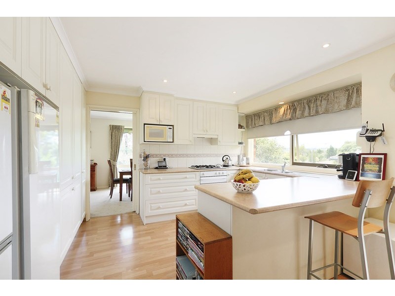 1 Chalcot Drive, Endeavour Hills VIC 3802