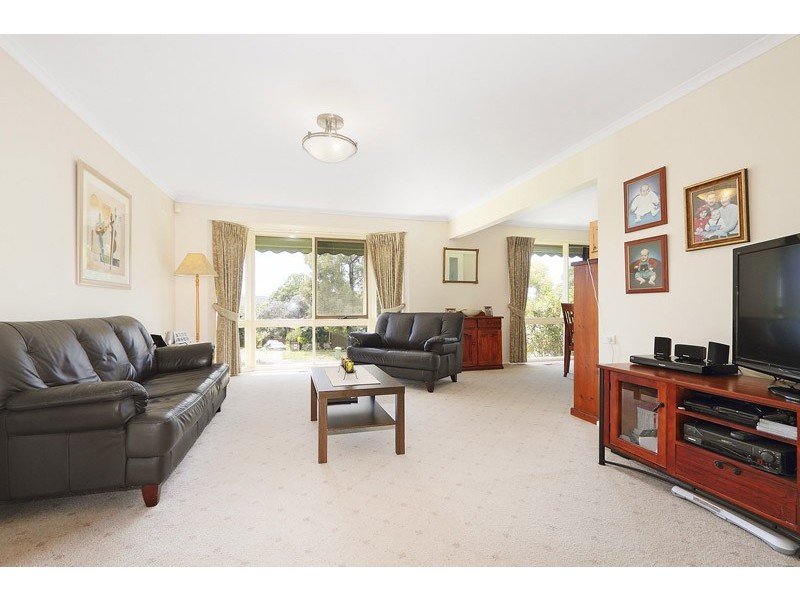 1 Chalcot Drive, Endeavour Hills VIC 3802
