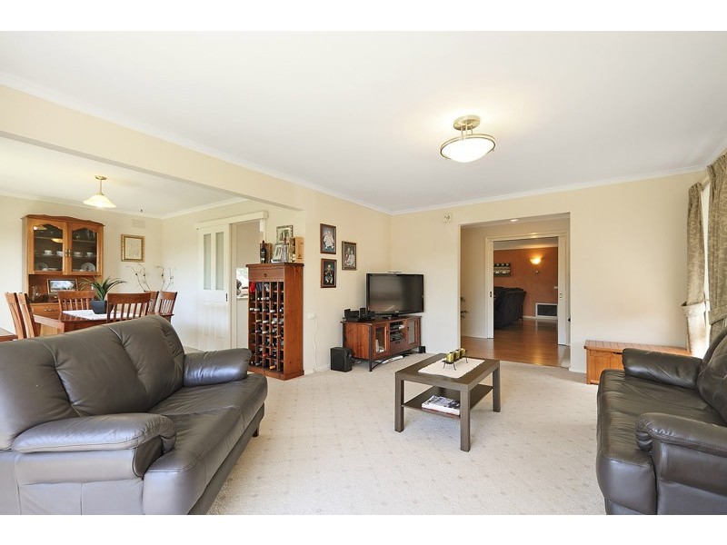 1 Chalcot Drive, Endeavour Hills VIC 3802