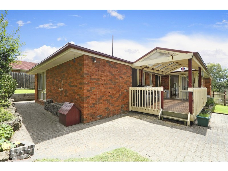 1 Chalcot Drive, Endeavour Hills VIC 3802