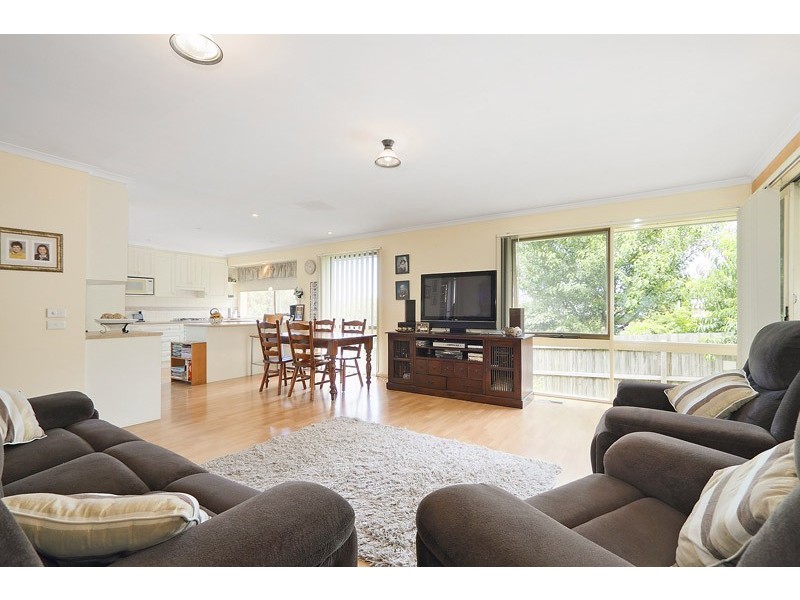 1 Chalcot Drive, Endeavour Hills VIC 3802