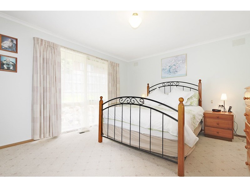 1 Chalcot Drive, Endeavour Hills VIC 3802