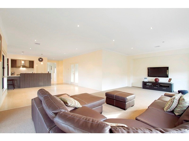 30 Aisbett Close, Lynbrook VIC 3975