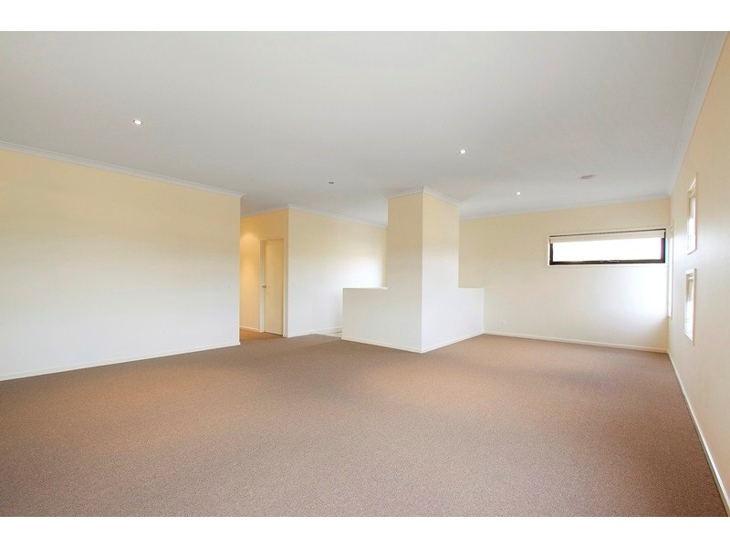 30 Aisbett Close, Lynbrook VIC 3975