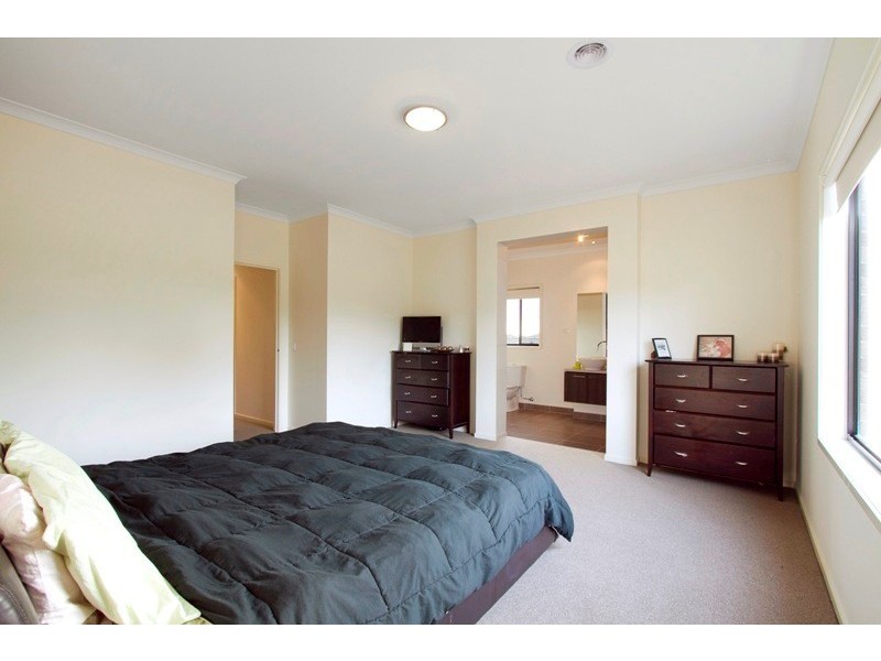 30 Aisbett Close, Lynbrook VIC 3975