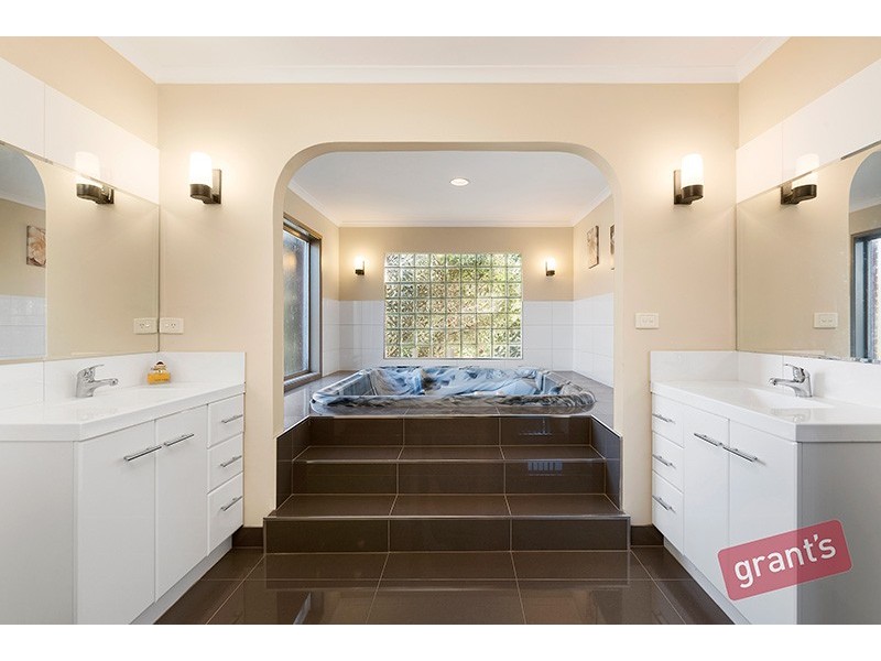 6 Temby Close, Endeavour Hills VIC 3802