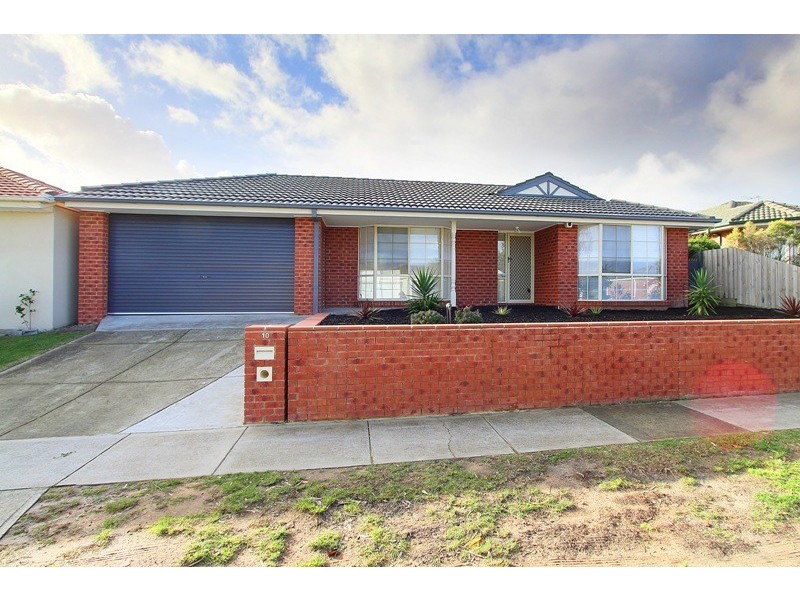 10 Alamanda Way, Cranbourne North VIC 3977