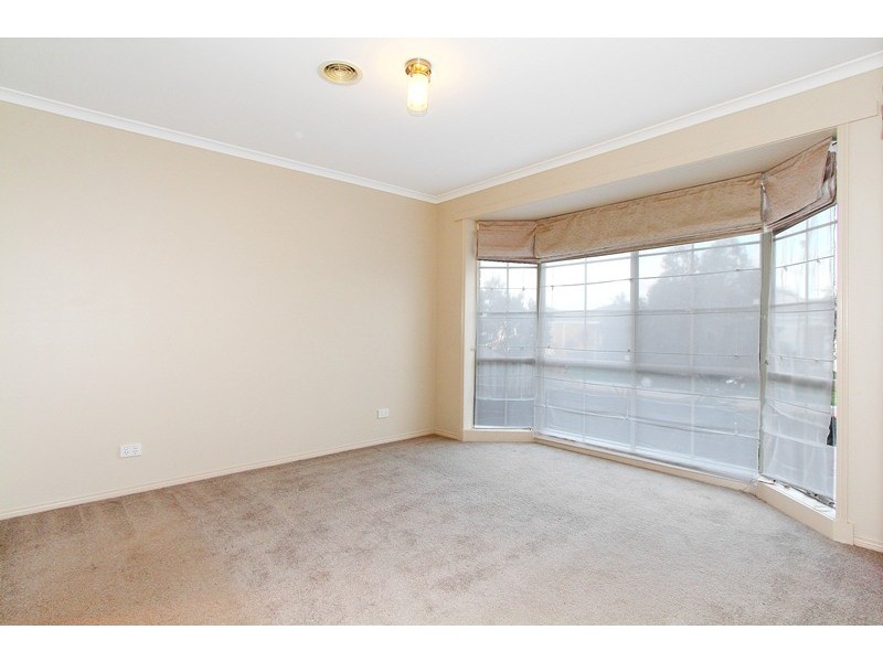 10 Alamanda Way, Cranbourne North VIC 3977