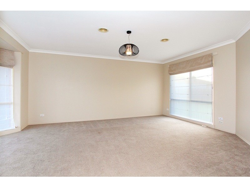 10 Alamanda Way, Cranbourne North VIC 3977