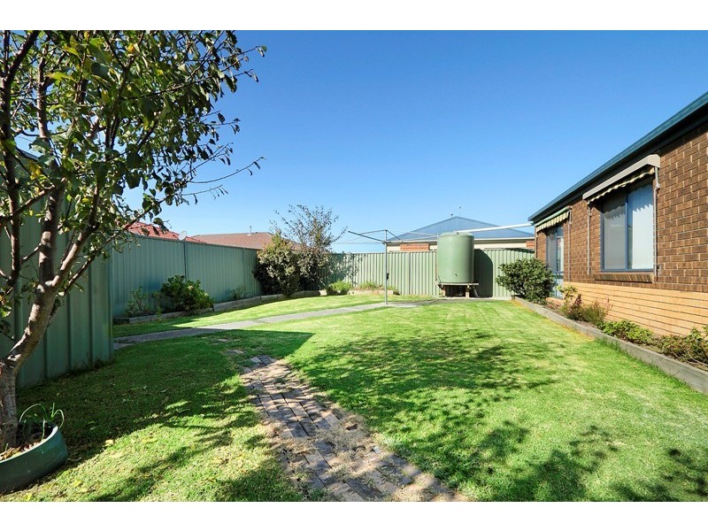 11 Greenock Crescent, Cranbourne East VIC 3977