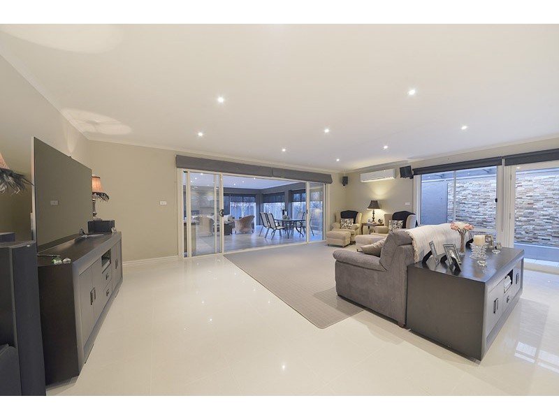 37 Highland Crescent, Narre Warren South VIC 3805