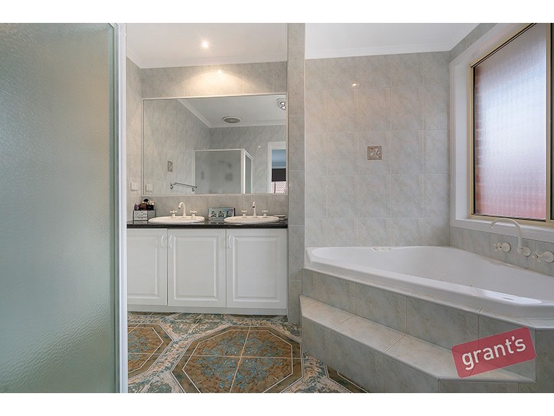 1 Sir Harold Close, Endeavour Hills VIC 3802