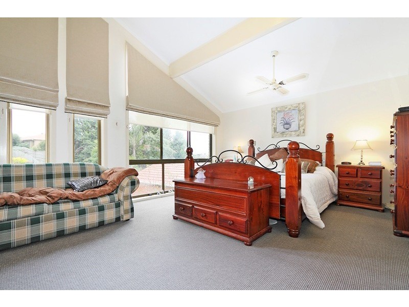 4 Landsborough Close, Endeavour Hills VIC 3802