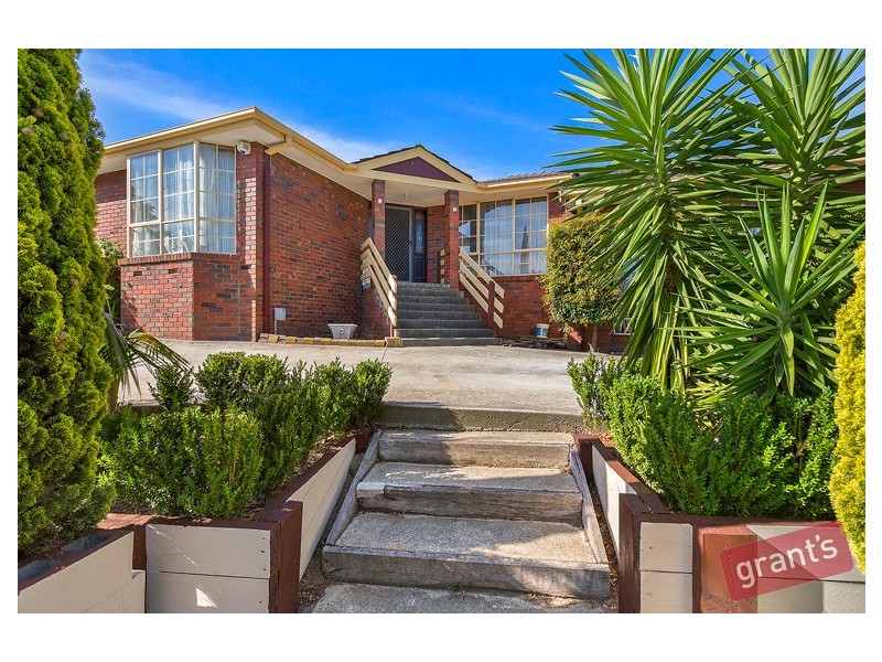 8 John Hunter Drive, Endeavour Hills VIC 3802