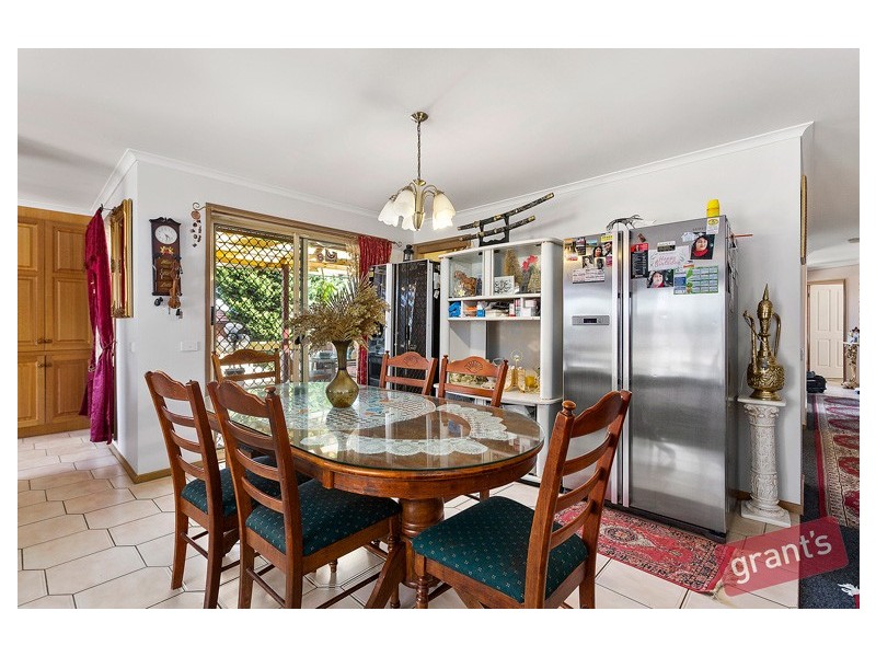 8 John Hunter Drive, Endeavour Hills VIC 3802