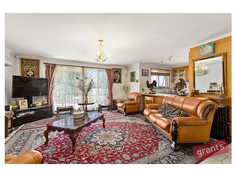 8 John Hunter Drive, Endeavour Hills VIC 3802