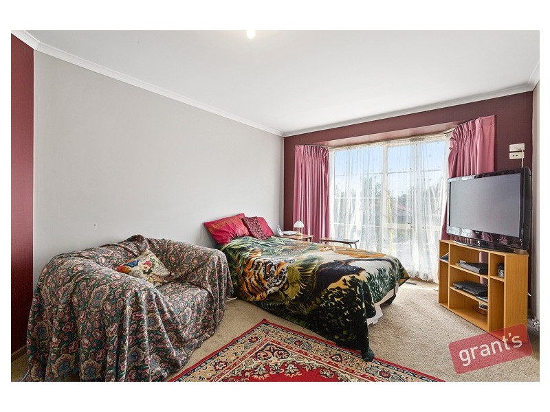 8 John Hunter Drive, Endeavour Hills VIC 3802