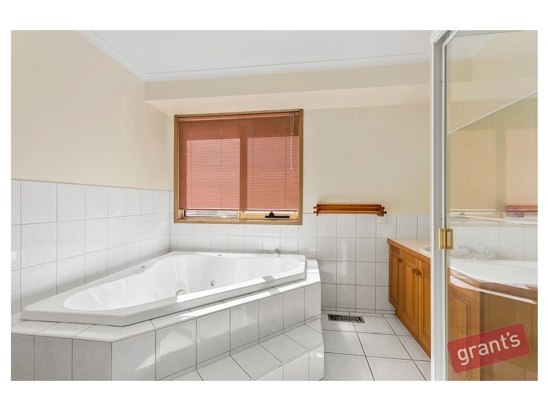 8 John Hunter Drive, Endeavour Hills VIC 3802