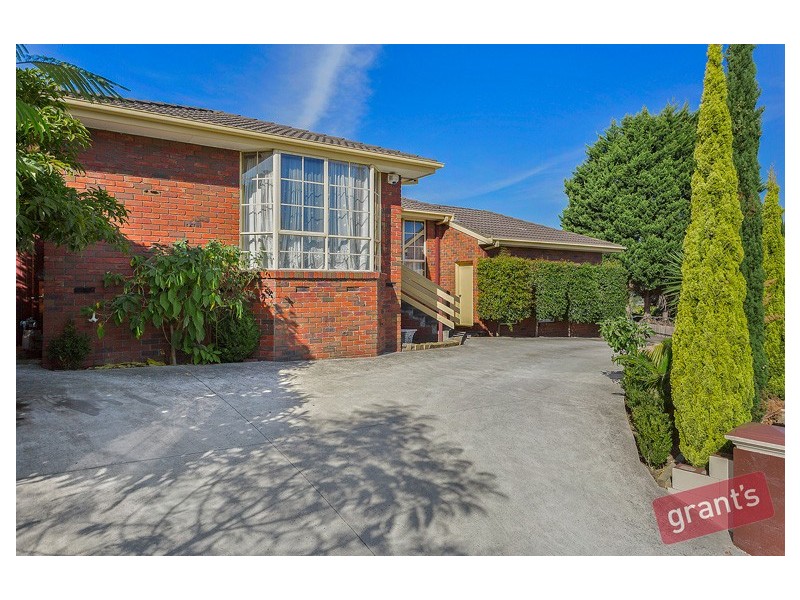 8 John Hunter Drive, Endeavour Hills VIC 3802