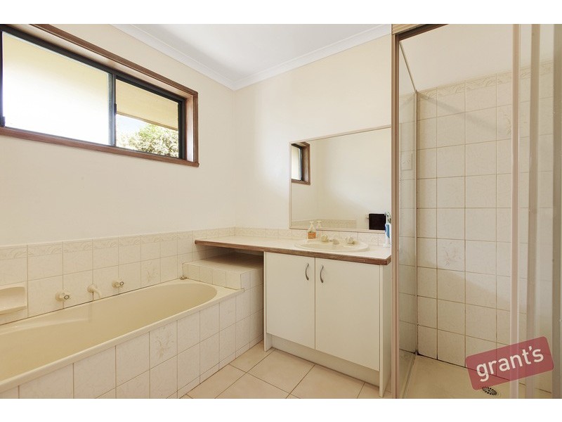 63 Ravensthorpe Crescent, Narre Warren VIC 3805