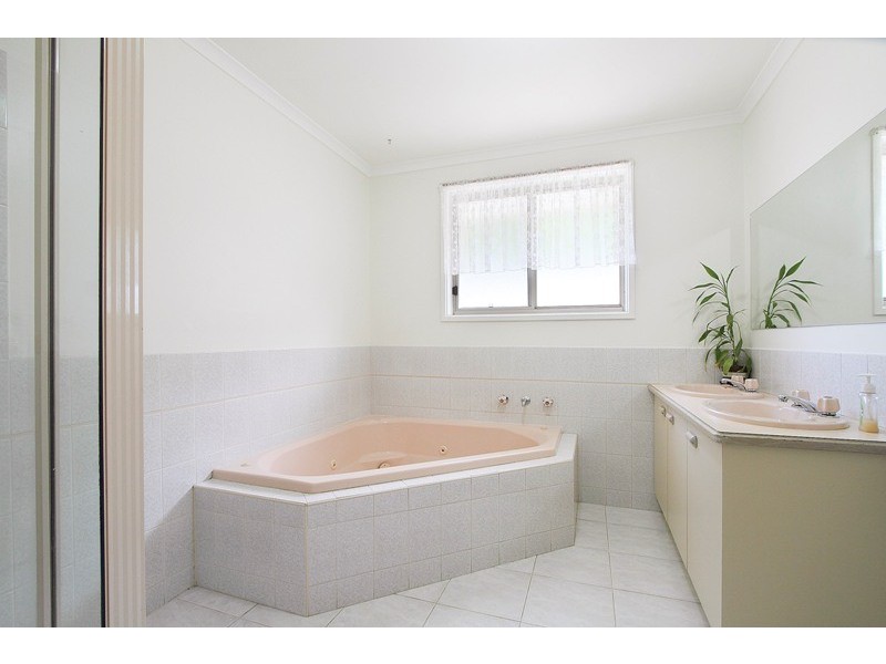 3 Theresa Gardens, Endeavour Hills VIC 3802