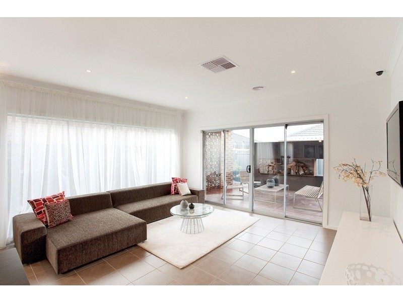 6 Kindred Avenue, Cranbourne North VIC 3977