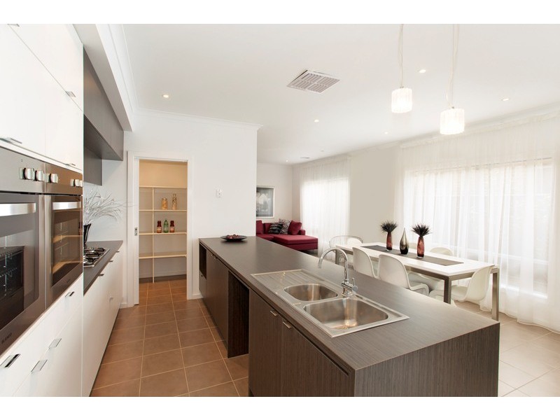 6 Kindred Avenue, Cranbourne North VIC 3977