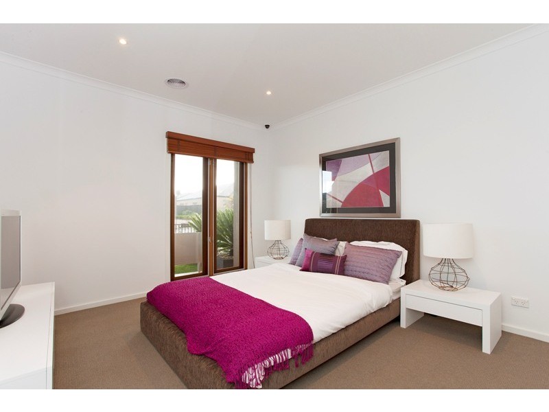 6 Kindred Avenue, Cranbourne North VIC 3977