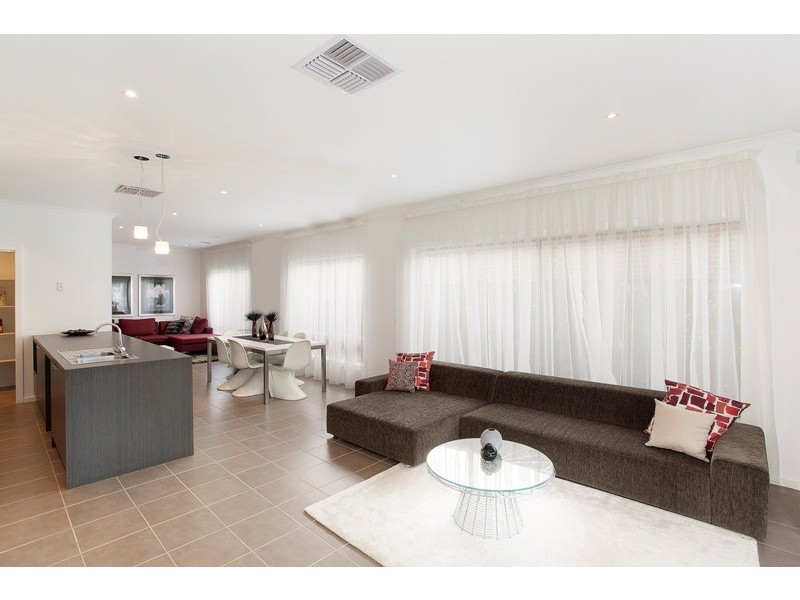 6 Kindred Avenue, Cranbourne North VIC 3977