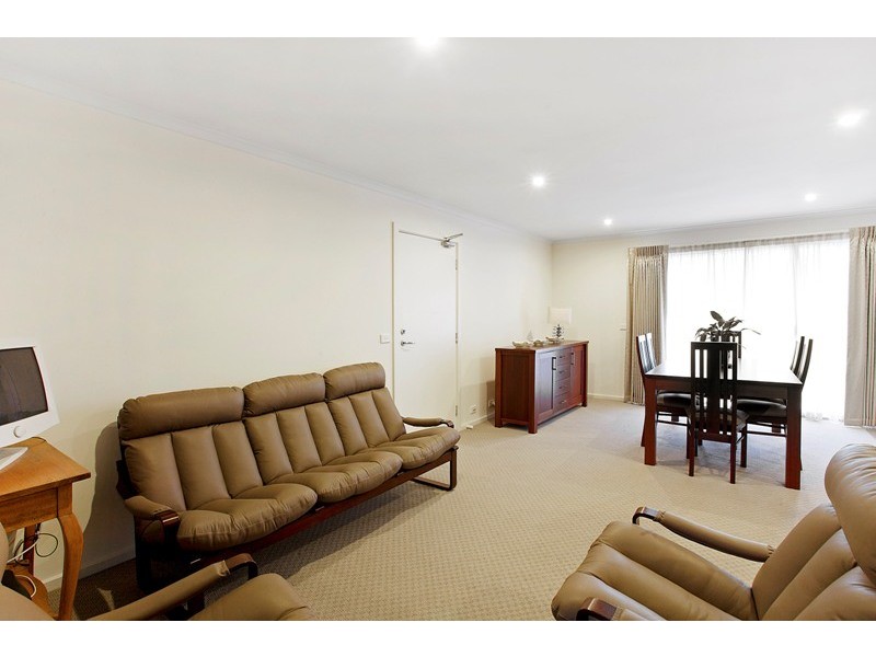 8 Karri Drive, Cranbourne North VIC 3977