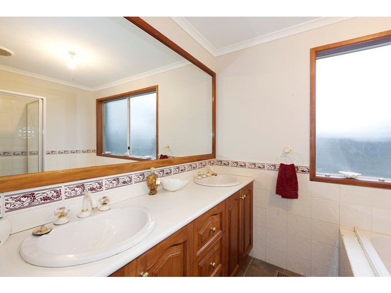11 Mayfair Crescent, Narre Warren VIC 3805