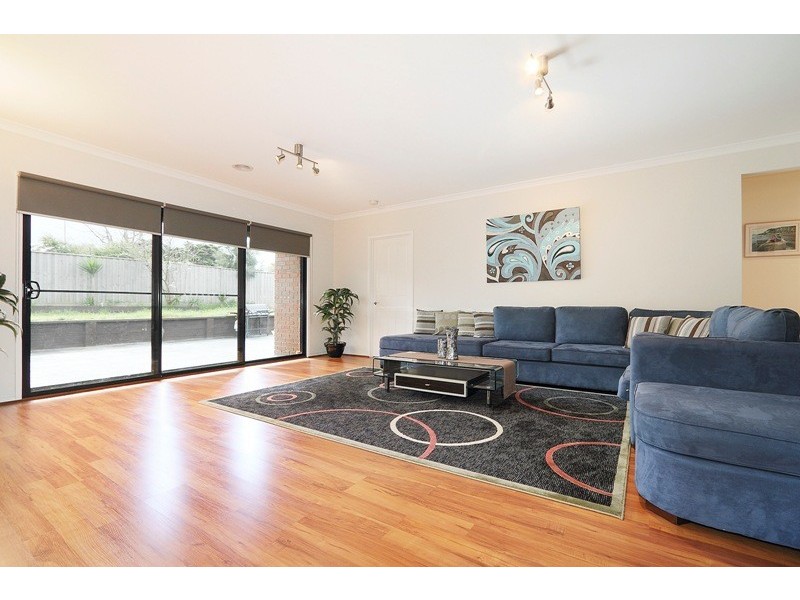 8 Rose Bush Court, Lyndhurst VIC 3975