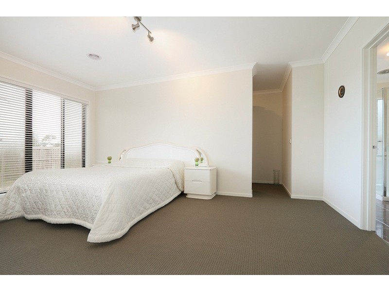 8 Rose Bush Court, Lyndhurst VIC 3975