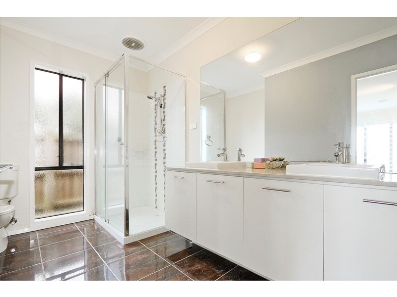 8 Rose Bush Court, Lyndhurst VIC 3975