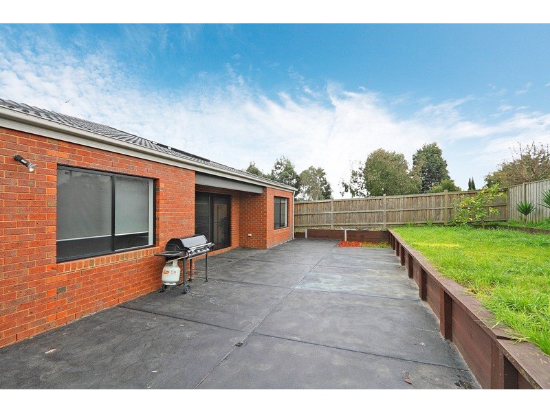 8 Rose Bush Court, Lyndhurst VIC 3975