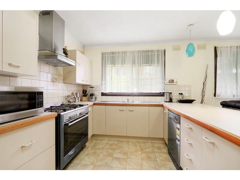 8 Aquila Crescent, Endeavour Hills VIC 3802